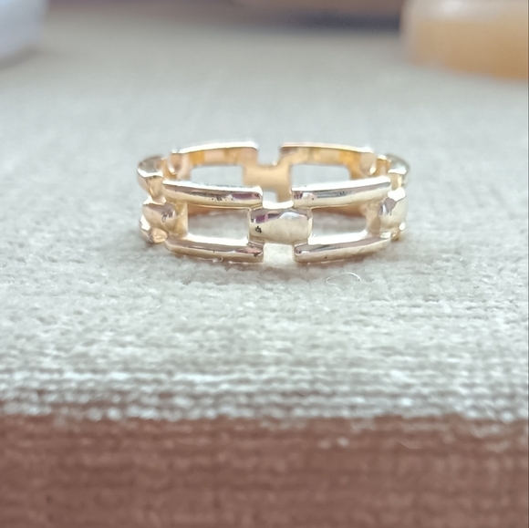 Elegant Gold-Toned Women's Band Ring - Picture 7 of 8